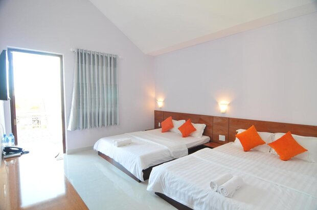 Phòng được trang bị 2 giường ngủ tại Chau Tran Hotel