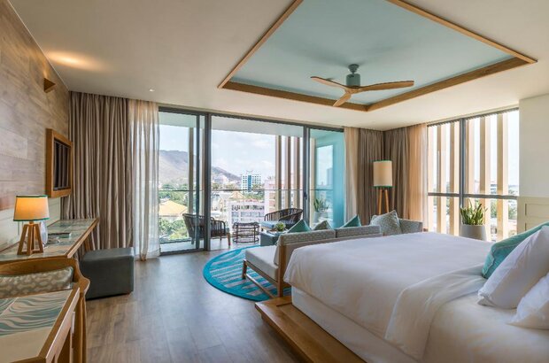 Phòng ngủ với view hướng ra thành phố biển cực chill